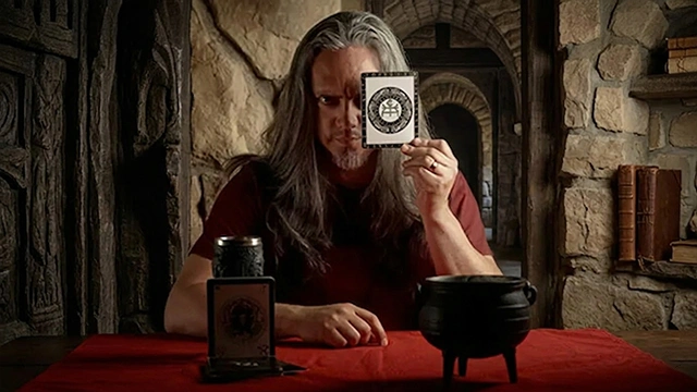 Persona realizando una lectura de runas online junto a tarot angélico en una sesión espiritual